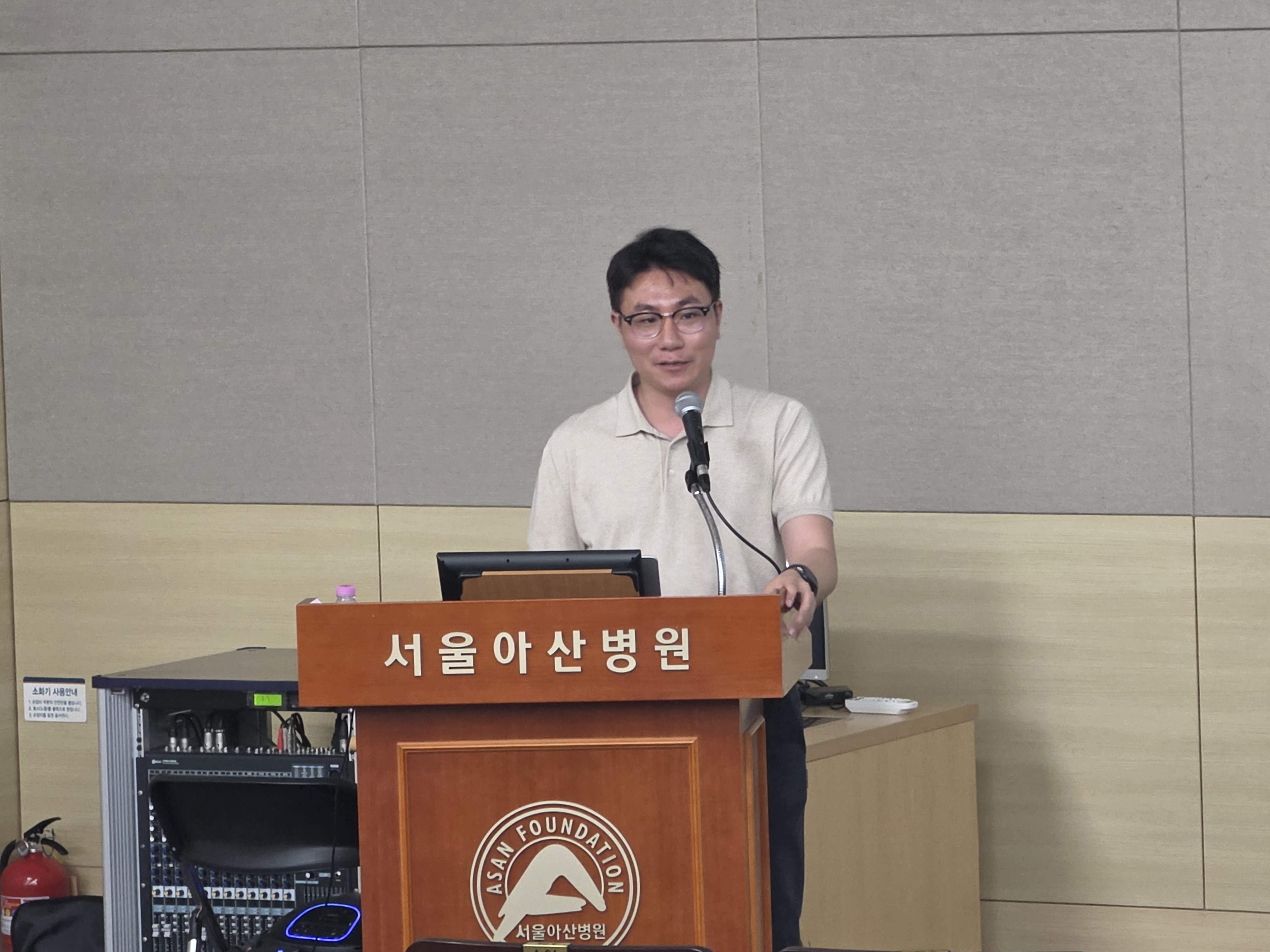 Professor Cho giving an invited seminar at Asan Medical Center